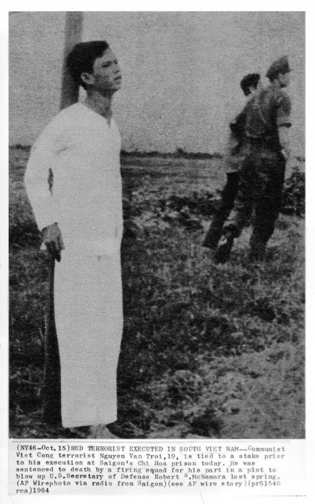 Có thể là hình ảnh về một hoặc nhiều người